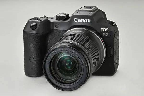 外媒评测：佳能EOS R7比EOS 90D高一级