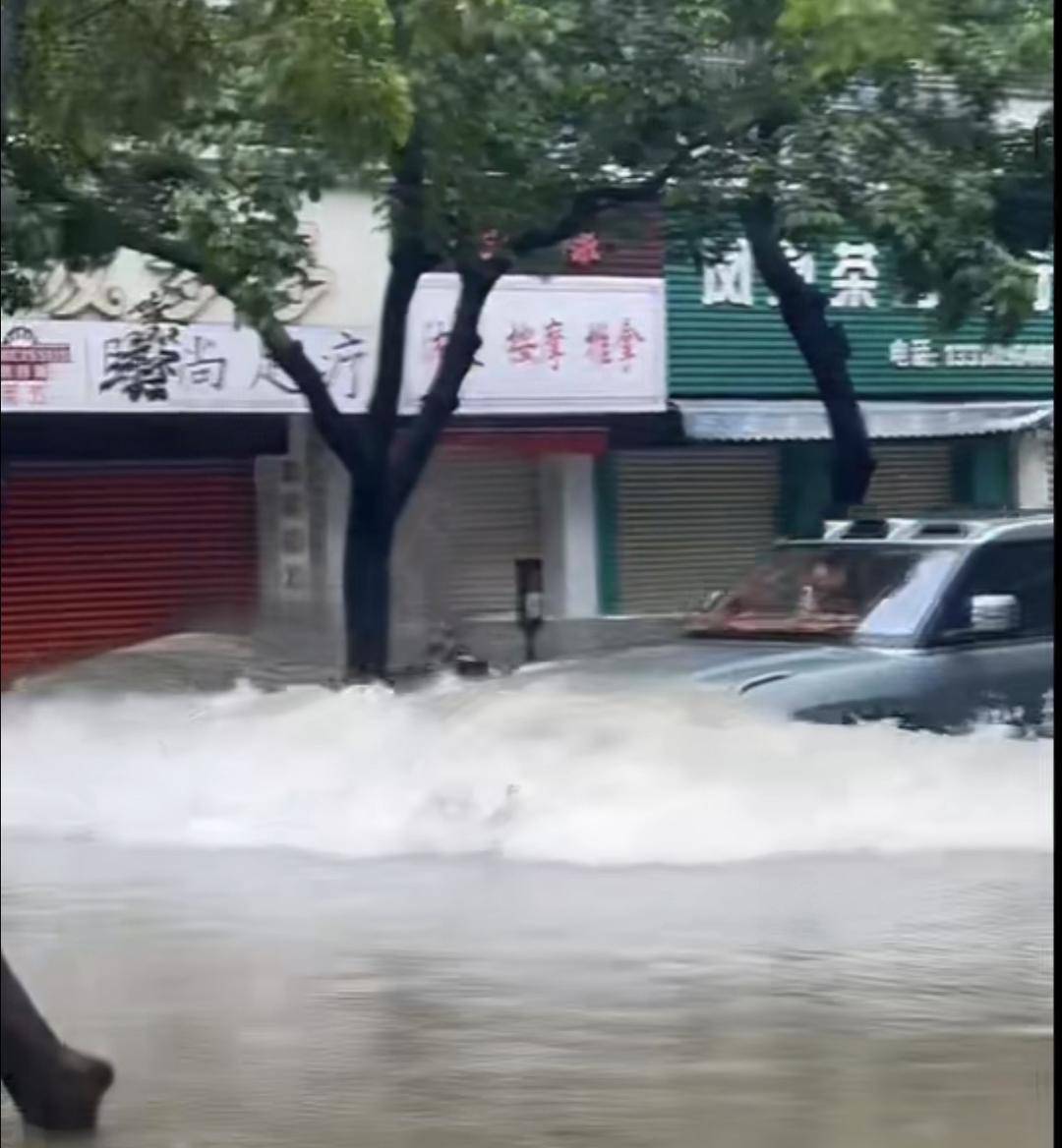 台风天珠海一司机驾越野车造浪冲破多家店玻璃，警方：行拘10日！