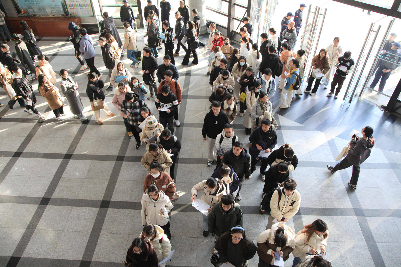 打破“35岁门槛”的首次国考:报名人数超350万创新高,前十岗位3个为税务系统