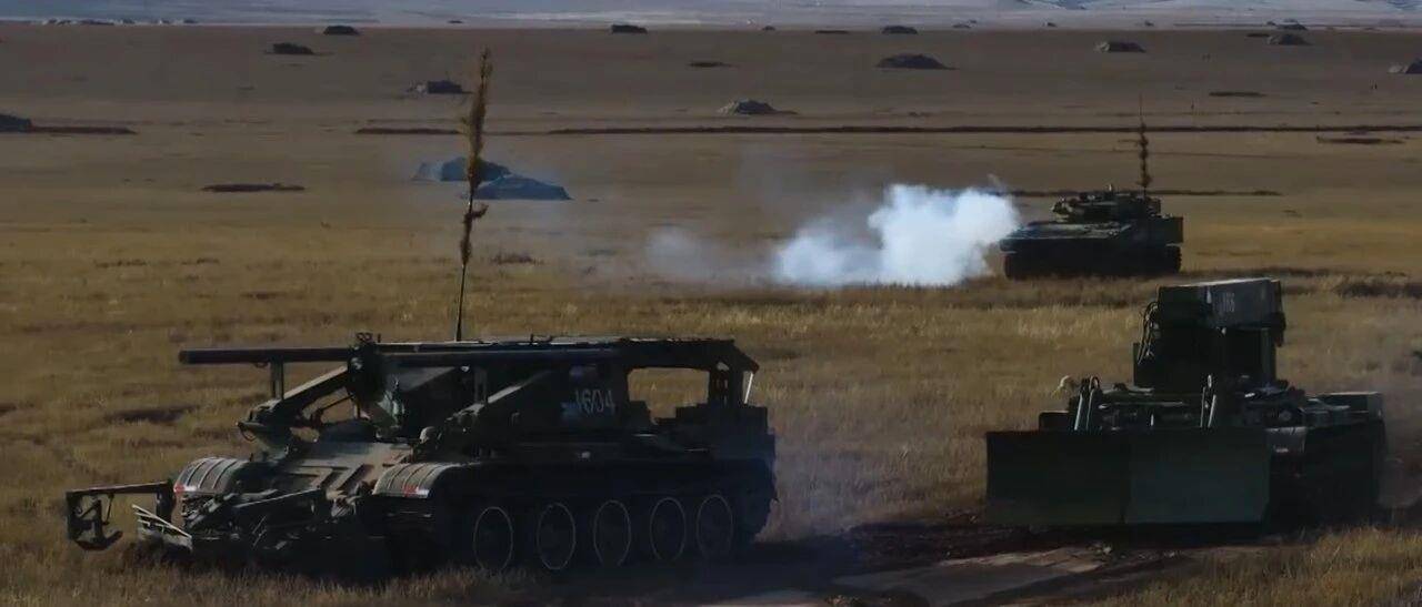 大场面！机器狗、无人机开路，实兵对抗演练画面公布