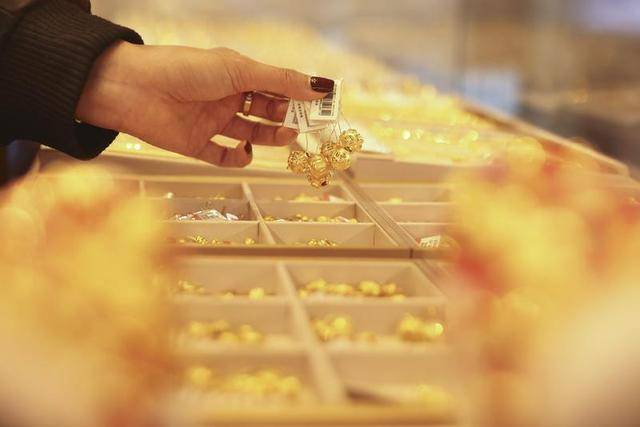 金价升回约半个月高位，市场进一步看涨5000美元，是何底层逻辑？