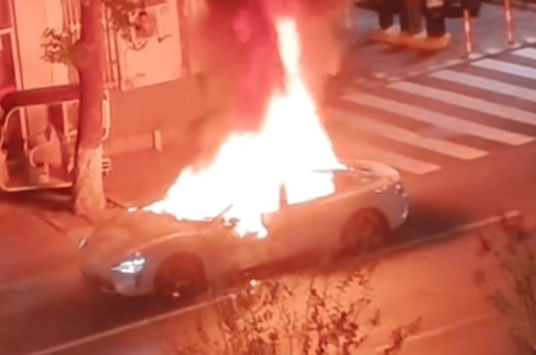 一小米SU7事故后突然起火，知情人：刚到维修店下拖车就自燃了，烧了二三十分钟
