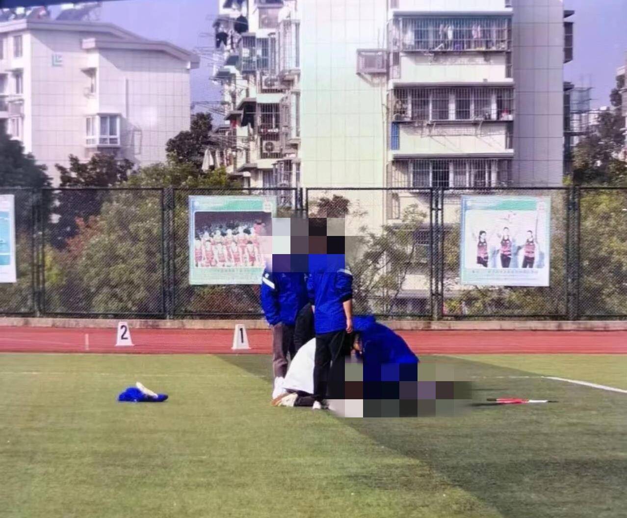 南京一学生在运动会上跑200米时倒地去世，官方：深感痛心，已与亲属沟通妥善处理