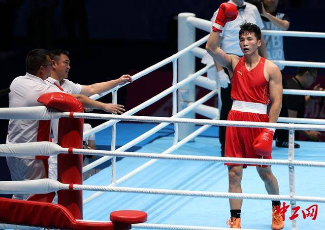 全运会拳击男子80公斤级决赛，王小保夺冠！