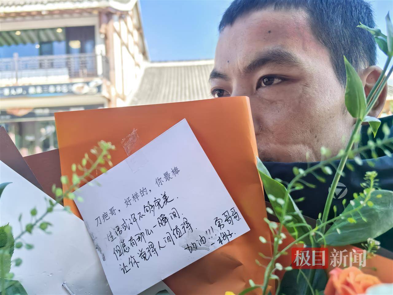 29岁女粉丝专程上山送礼物,声称想做张家界荒野求生选手“刀疤哥”的老婆