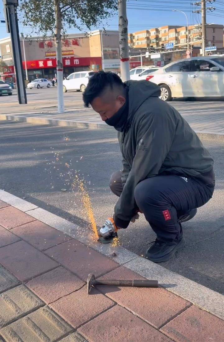 内蒙古“拔钉小哥”6年清理地钉近800斤,带动全国200多个“拔钉侠”