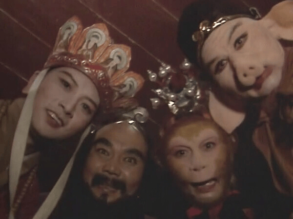 “50块帆布包配3000块包挂”，时髦年轻人背半个身家出门