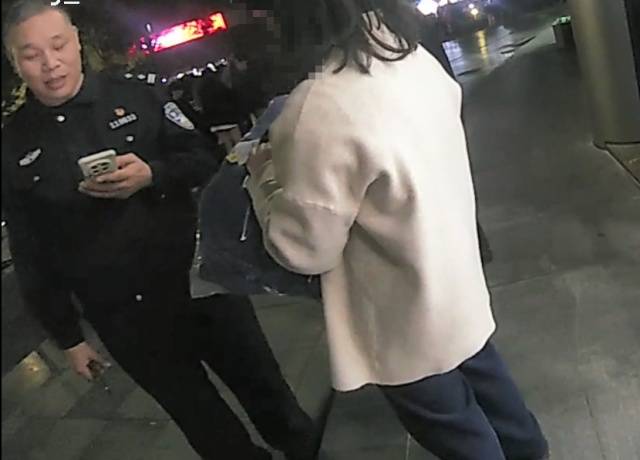 机智!快递在家门口被偷,她用一招抓到了人还拿回了东西