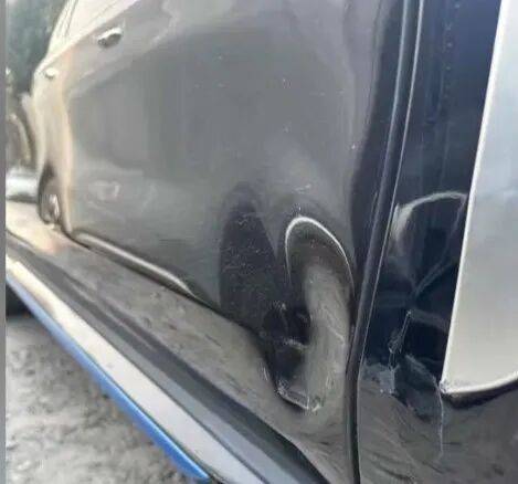 小区地库里出车祸，女子惊呆了：对方竟然不是人！更糟心的是...