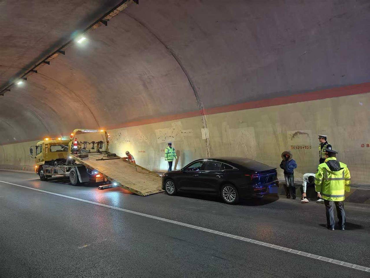 兰海高速一小车定速巡航故障刹车失灵,时速115狂奔490公里直至燃油耗尽,交警开道、路政压阵成功化险