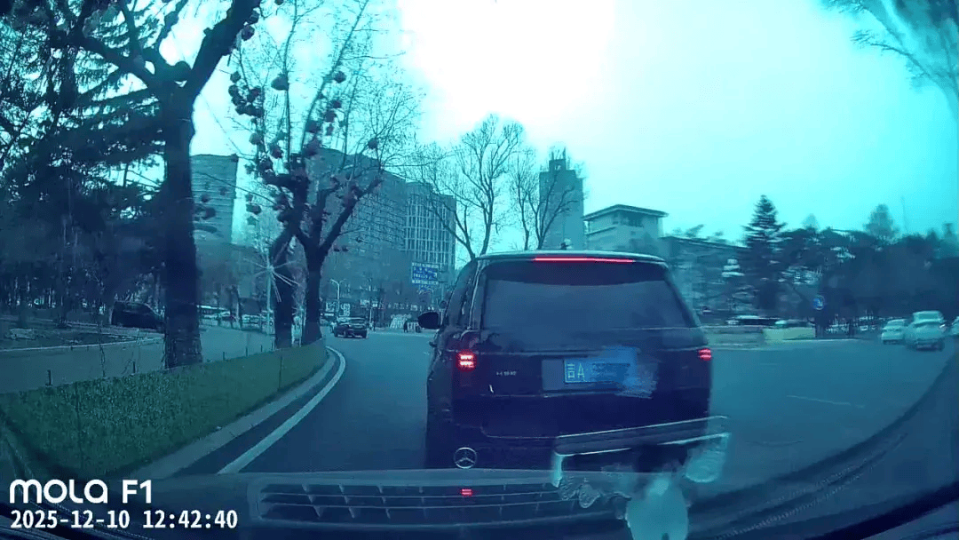 快评丨路虎8次别停奔驰被立为刑案,此前认定多次反转打了谁的脸?