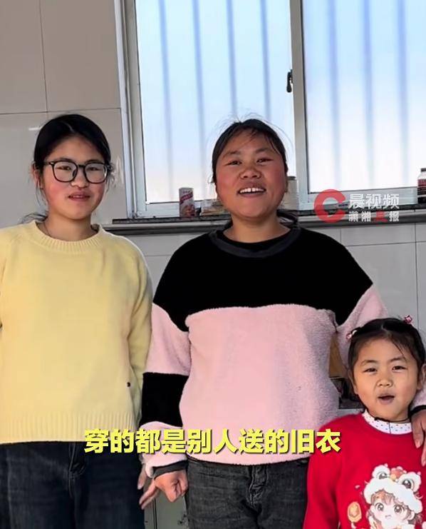 599元一双,山东一母亲带女儿买鞋,在店门口犹豫半小时,最终咬牙买下:如果我不买,心里会特别愧疚