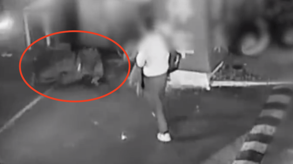 男子停车场随地小便被制止，恼羞成怒飞踹管理员致自己骨折，索赔18万余元，法院判了