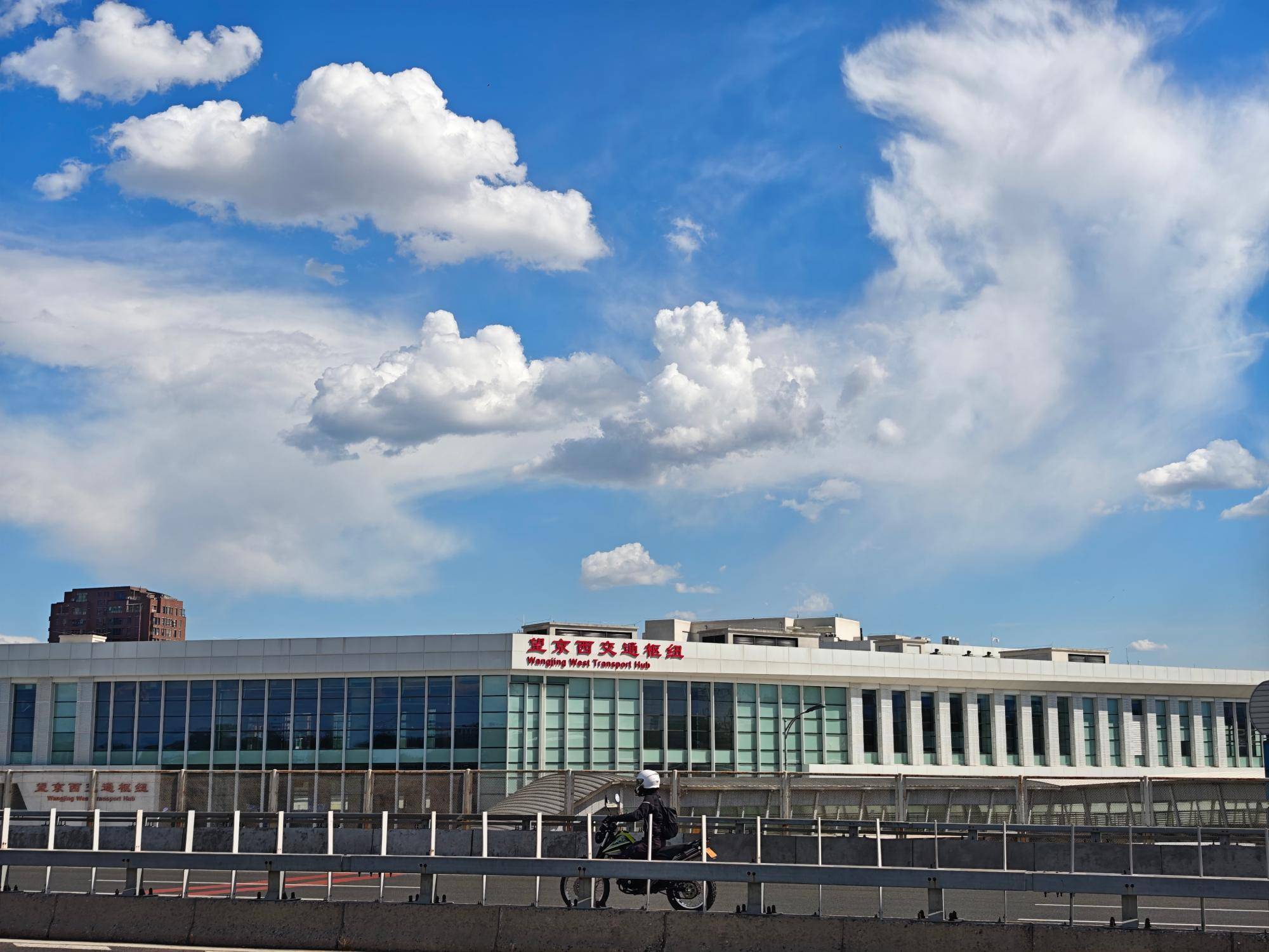 出现“雨幡”奇景，北京今天的云像“天空之城”