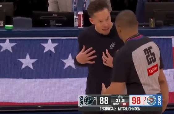 NBA西决现争议判罚：雷霆球员疑脚碰球出界仍获球权，马刺抗议后吃技犯