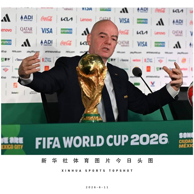 国际足联主席因凡蒂诺赛后走进伊朗队更衣室,“你们比一切困难都更强大”